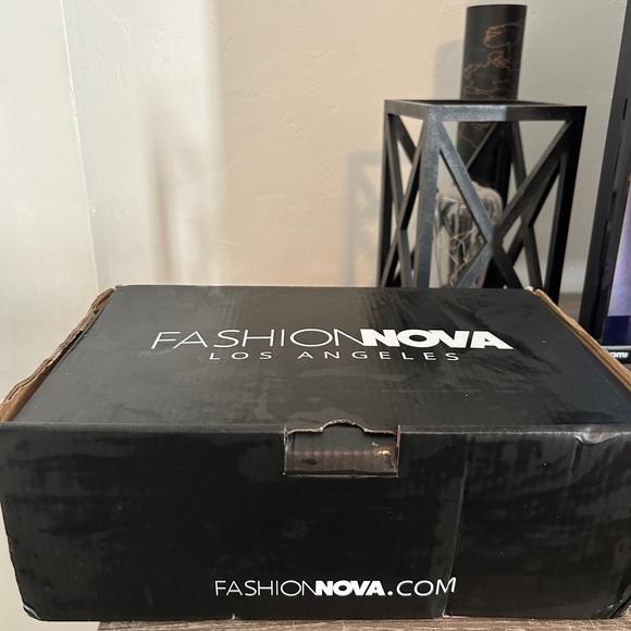 NEW NEVER WORN Size 7 Fashion Nova black platform sandals - Picture 4 of 4